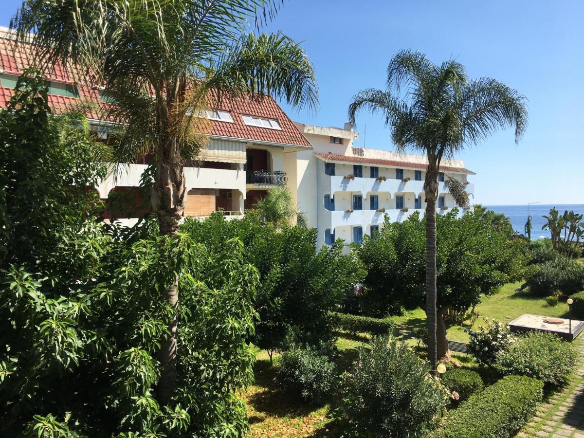 Baia Degli Dei - Living La Nike Apartment Giardini Naxos Exterior photo